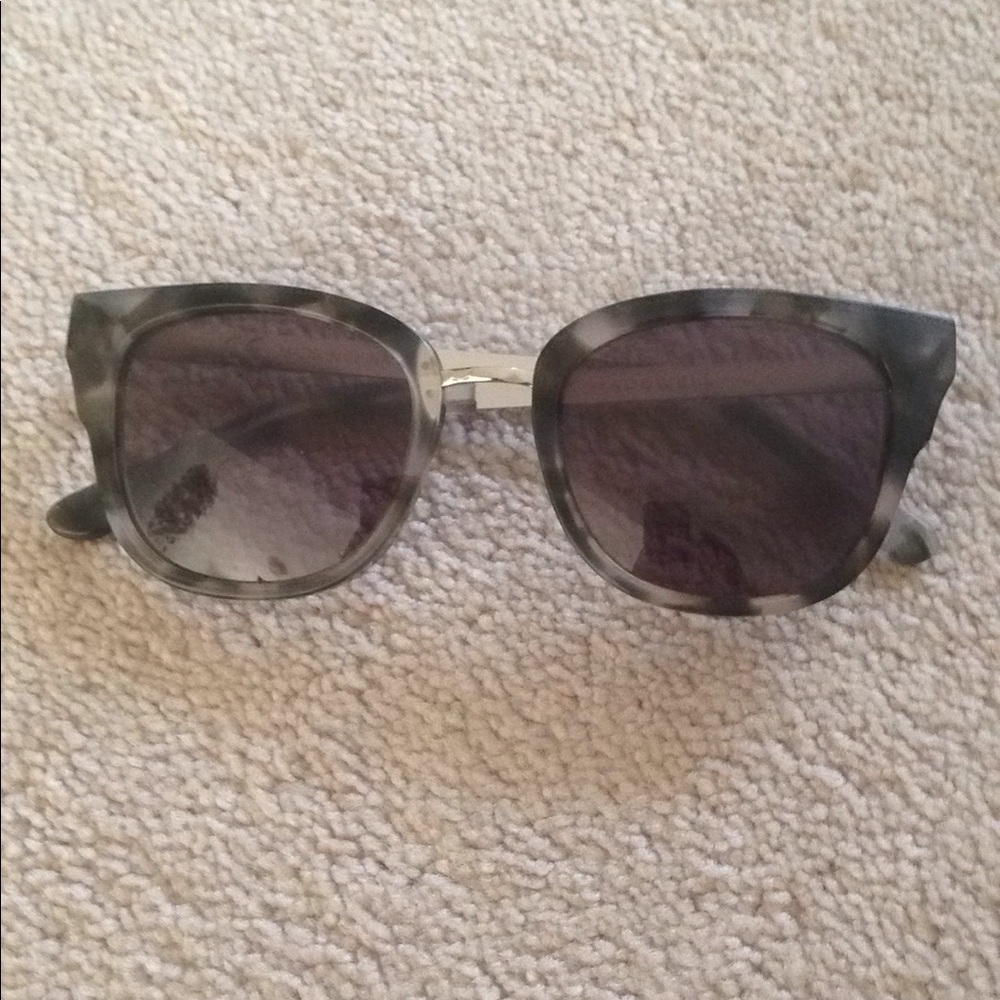 Madewell gray tortoise shell sunglasses